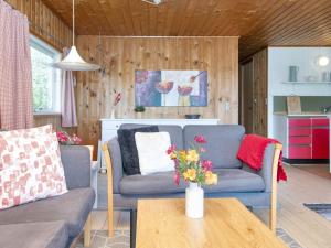 - un salon avec un canapé et une table dans l'établissement 6 person holiday home in Fan, à Fanø