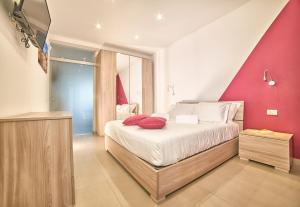 A bed or beds in a room at Il Casale di Monacella Még 37 kép
