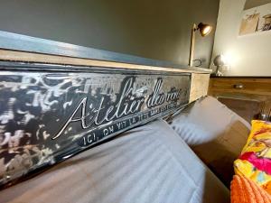 Una cama en una habitación con un cartel. en Pigeonnier des Banons, en Puimoisson 44 fotos más