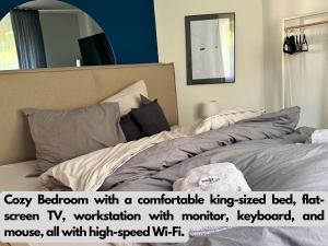 1 dormitorio con cama y espejo en Piz Alpina die grosse, moderne Wohnung mit Bergsicht en Davos