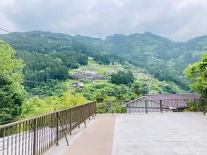 balkon z widokiem na góry w obiekcie Guesthouse KAZURABASHI w mieście Miyoshi