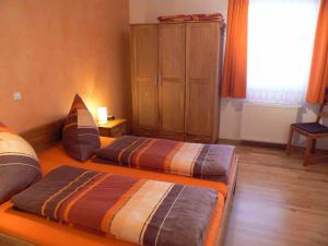 a bedroom with two beds in a room with a window at Wetekams Ferienwohnung W5 in Diemelstadt 