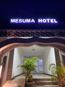 un panneau indiquant un hôtel mexicain dans un bâtiment dans l'établissement Mesuma Hotel Dodoma, à Dodoma