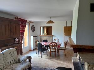 een keuken en eetkamer met een tafel en stoelen bij Bellavie2 in La Bresse