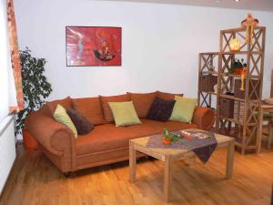 sala de estar con sofá y mesa en Wetekams Ferienwohnung 6, en Diemelstadt 