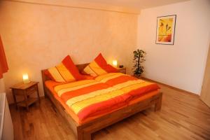 ein Schlafzimmer mit einem Bett mit zwei Kerzen darauf in der Unterkunft Wetekams Ferienwohnung W2 in Diemelstadt 