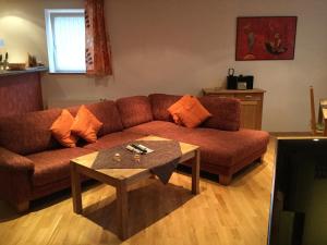 ein Wohnzimmer mit einer Couch und einem Couchtisch in der Unterkunft Wetekams Ferienwohnung W2 in Diemelstadt 