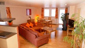 ein Wohnzimmer mit Sofa und Tisch in der Unterkunft Wetekams Ferienwohnung W2 in Diemelstadt 