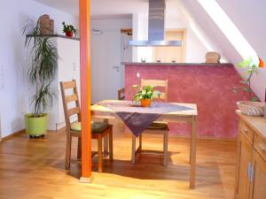 Diemelstadt にあるWetekams Ferienwohnung 4のキッチン(テーブル、椅子付)
