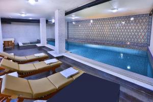Πισίνα στο ή κοντά στο White Monarch Hotel