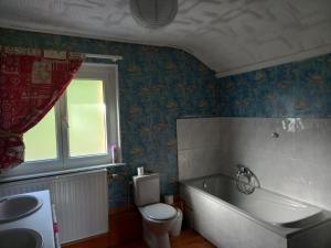 een badkamer met een bad, een toilet en een wastafel bij Bellavie2 in La Bresse +16 foto's