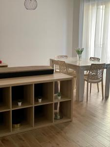 a dining room with a table and a table and chairs at Casa Viola in San Benedetto del Tronto