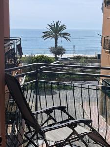einen Stuhl auf einem Balkon mit Meerblick in der Unterkunft Al mare con vista codice CITRA 009049-LT-0787 in Pietra Ligure