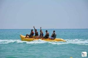 um grupo de pessoas a andar numa jangada amarela no oceano em Chalet at Lasirena Mini Egypt Resort Ein Elsokhna Families Only em Ain Sokhna
