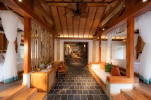 寧平的住宿－姆瓦洞生態酒店（杭姆瓦），客房设有两张床和天花板。