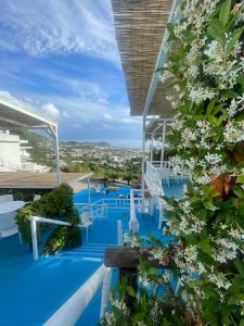 una vista dal balcone di un resort con acqua blu di Parco dei Principi Resort & Spa a Ischia