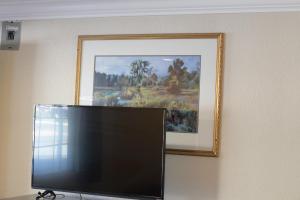 TV a/nebo společenská místnost v ubytování A-1 Budget Motel