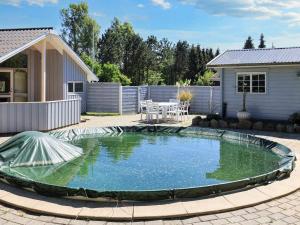 duży basen z wodą w ogrodzie w obiekcie Holiday home Præstø II w mieście Præstø