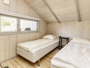パーストゥイにあるHoliday home Præstø IIのベッド2台と窓が備わる客室です。