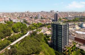 uma vista aérea de uma cidade com um edifício alto em Mayar Residence Hotel em Istambul
