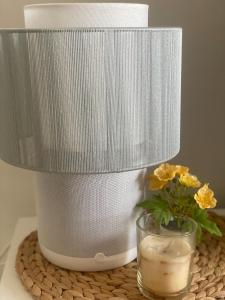 una lampada seduta su un tavolo con un vaso con fiori di Casa Marla mit 3 Schlafzimmern und 2 Badezimmern a Puerto Calero