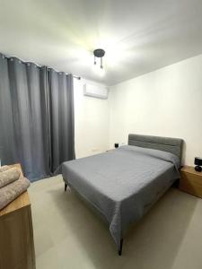 سرير أو أسرّة في غرفة في Seabreeze 2 Bedroom Flat