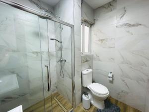Seabreeze 2 Bedroom Flat في مارساسكالا: حمام مع مرحاض ودش زجاجي