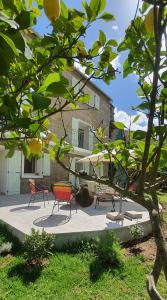a group of chairs sitting on a patio in front of a building at Charmant appartement en Rez de jardin in Sartène