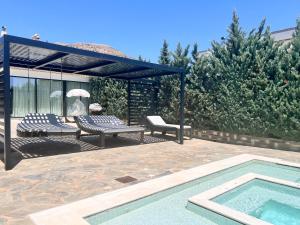 Bazén v ubytovaní Olivujoj Villajoj - Deluxe Villa with Detached Pool House alebo v jeho blízkosti