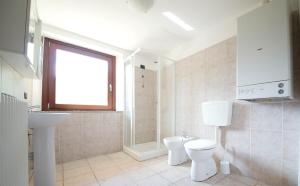 uma casa de banho com um WC e um lavatório em la maison jaune em Aosta