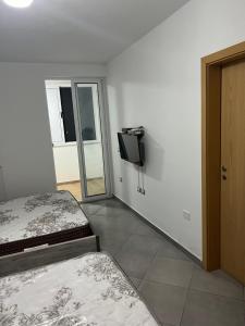 Кровать или кровати в номере Alex apartment