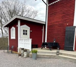 Byggingin sem sumarhúsið er í