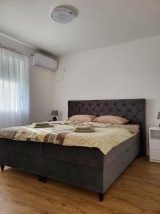 um quarto com uma cama grande num quarto em SLEEP & GO em Surčin