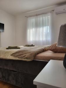 SurčinにあるSLEEP & GOの窓付きの客室の大型ベッド1台分です。