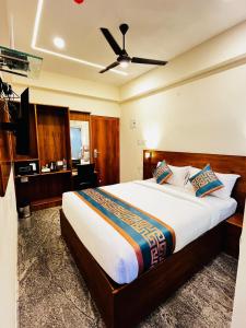 Ένα ή περισσότερα κρεβάτια σε δωμάτιο στο Krishna's Inn