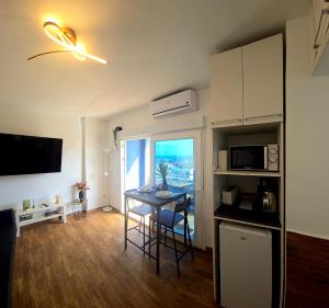 Kuchyň nebo kuchyňský kout v ubytování Bellevue Sea view Apartment BY NAMASTE ELITE