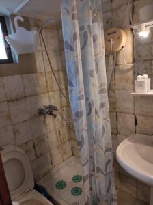 レティムノ・タウンにあるRoute 66 Arizona 7のバスルーム(シャワー、トイレ、洗面台付)