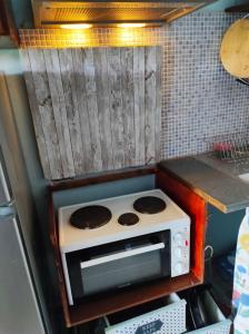 una piccola cucina con piano cottura in frigorifero di Route 66 Arizona 7 a Rethymno
