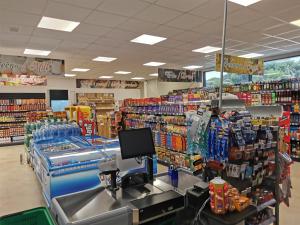 Supermarket nebo jiné obchody v  kempu nebo okolí