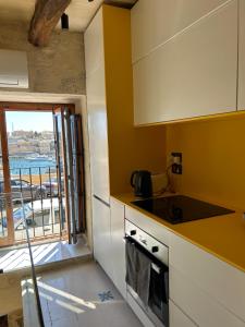 Кухня или мини-кухня в luxery birgu apartment
 +15 фотографий