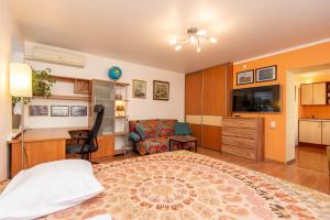 sypialnia z łóżkiem, biurkiem i kanapą w obiekcie Nidos Laivas w mieście Nida