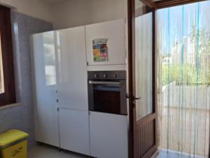 Kuchyň nebo kuchyňský kout v ubytování Villa 2M a 50 metri dal mare