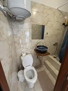 ein Badezimmer mit einem WC, einem Waschbecken und einem Spiegel in der Unterkunft St.Barbara studio in Drama