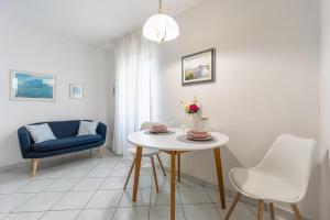 salon ze stołem i niebieskim krzesłem w obiekcie Apartments Sea Rabac w Rabacu
