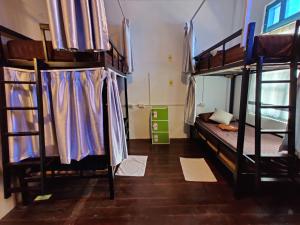 巴色的住宿－Via Hostel Pakse，宿舍间内的3张双层床