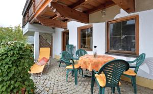 eine Terrasse mit einem Tisch und Stühlen auf einer Terrasse in der Unterkunft Haus Sonnenschein in Thiersee