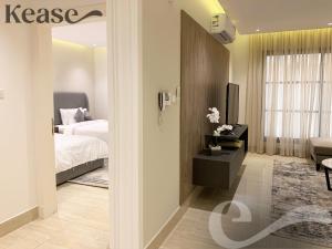 ein Schlafzimmer mit einem Bett und einem TV in der Unterkunft Kease Ghadeer A-4 Royal touch Terrace XZ99 in Riad