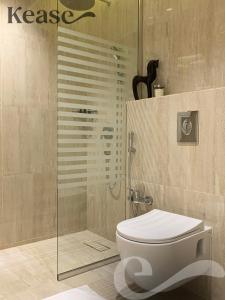 ein Bad mit einem WC und einer Dusche in der Unterkunft Kease Ghadeer A-4 Royal touch Terrace XZ99 in Riad