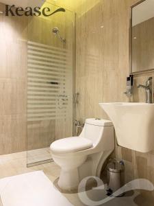 ein Bad mit einem WC, einem Waschbecken und einer Dusche in der Unterkunft Kease Ghadeer A-4 Royal touch Terrace XZ99 in Riad