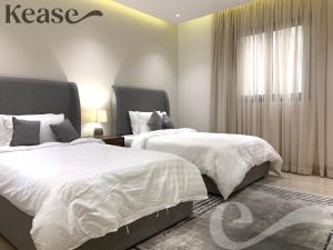 En eller flere senge i et værelse på Kease Ghadeer A-4 Royal touch Terrace XZ99